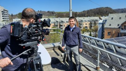 Prof. Dr. Christof Bucher vor derTV- Kamera auf dem Dach des Laborgebäudes