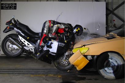 Crash-Test Strassenmotorrad crasht in Auto