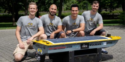 Les quatre étudiants, Sandro Wüthrich, Heinz Hertli, Steven Kehrli et Sandro Renato Capun, avec « Wall-B », leur bateau d’exploration autonome.