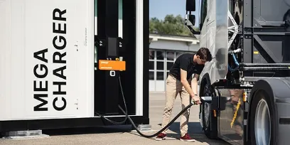 E-LKW lädt erstmals mit über 1,1 Megawatt Leistung