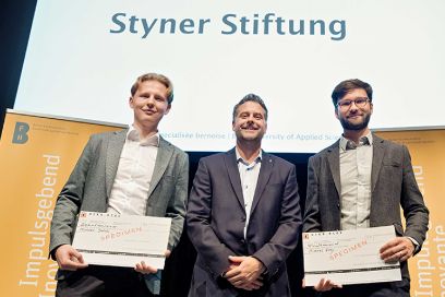Foto: Professor Andreas Habegger (Mitte) mit den Styner-Preisträgern Michael Frey (rechts) und Michael Jakob. 