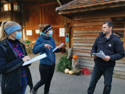 Students in conversation with a farm manager. Photo: Bern 2020, V. Zbinden 