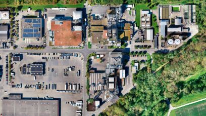 In diesem Lysser Industriegebiet sollen Kreisläufe geschlossen werden. Drohnenbild: BFH-HAFL