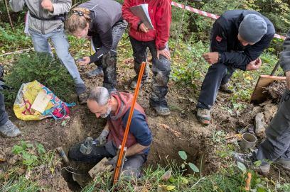 Massimiliano Schwarz im vollen Einsatz für bessere Bodenkarten - hier in Diemtigen. Foto: Christian Wüthrich