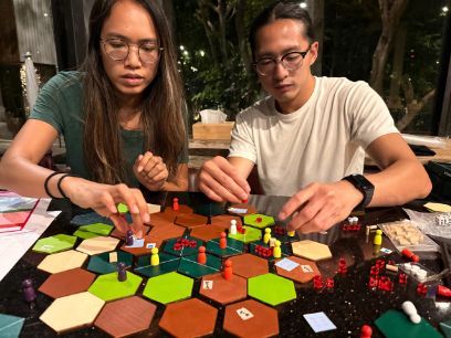 Kingpai Koosakulnirund (left) and BFH-HAFL research associate Sean Yeo play a prototype of the game.