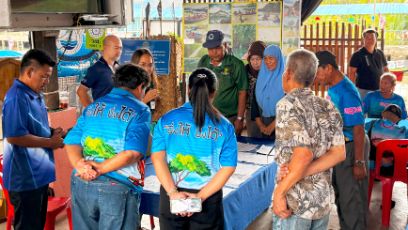 Workshops were held in two villages in Thailand in February 2025. Here, Namchiao village leaders, community members and government officials work with local facilitator Kingpai Koosakulnirund to answer the question “What values do you see in your mangrove?” All image credits: Sean Yeo.