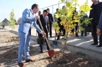 Am 15. Oktober 2025 weihte Botschafter Messerli einen neuen Sportplatz ein, der mit Schweizer Mitteln in einem Vorort von Bischkek gebaut wurde. «Einige der Fähigkeiten, die ich an der HAFL gelernt habe, kann ich auch in meiner neuen Position noch gut gebrauchen», scherzte er.