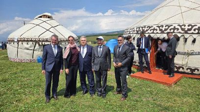 Der neue Schweizer Botschafter in Kirgisistan, Siroco Messerli (links), hat eine Verbindung zur HAFL und eine noch längere Verbindung zu seinem derzeitigen Dienstort in Zentralasien. Er vertritt die Schweiz bei öffentlichen Anlässen, wie hier 2025 mit anderen Botschaftern auf einer kirgisischen Alp.