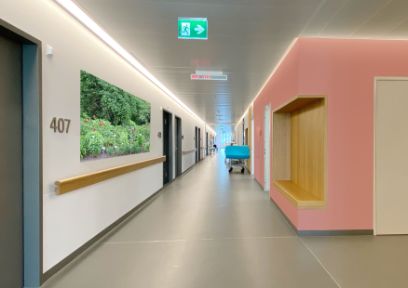 Blick in einen farblich gestalteten Spitalgang.