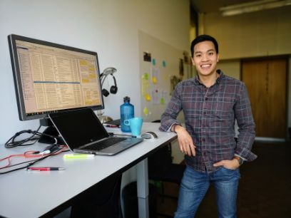 Doktorand Tin Huynh an seinem Arbeitsplatz