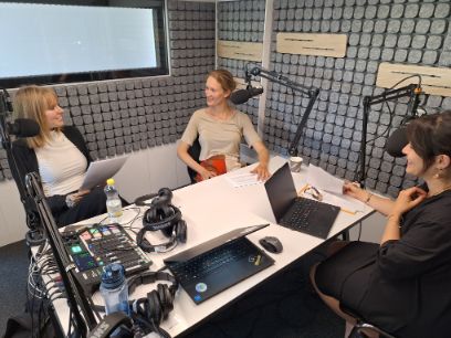 Lara Biehl, Antonia Stalder und Rika Koch (v.l.) im Gespräch