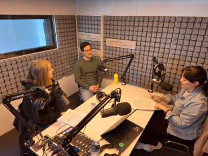 Lara Biehl, Jan Bieser und Rika Koch (v.l.) im Studio