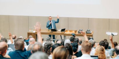 Matthias Stürmer stellt an der IT-Beschaffungskonferenz das Tool «Intelliprocure» vor.