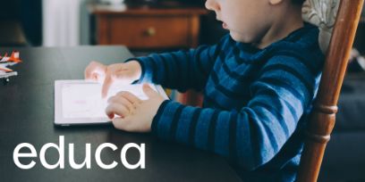 Schüler arbeitet am Tablet