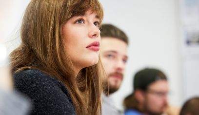 Nahaufnahme von Studierenden, die gebannt zuhören