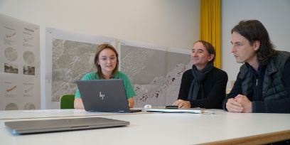 Tobias Baitsch (à droite) et Stanislas Zimmermann discutent avec Céline Zufferey de son travail de master.