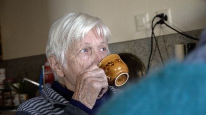 Still aus dem Dokumentarfilm "Bis zuletztt": Alte Frau trinkt aus einer Kaffeetasse