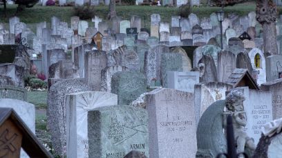 Still aus dem Dokumentarfilm "Bis zuletzt": Friedhof Frutigen
