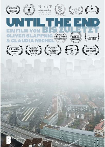 Filmplakat von "Bis zuletzt": Luftaufnahme von nebliger Vorstadt