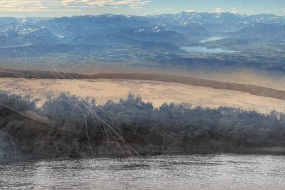 Collage artistique d'une photo du Gange en Inde et des Alpes suisses