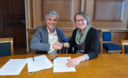 BFH-Rektor Sebastian Wörwag und Moussia de Watteville (Direktorin von Espace découverte Energie) schütteln sich die Hand, nachdem sie die Absichtserklärung für das Swiss Energy Lab Mont Soleil unterzeichnet haben.