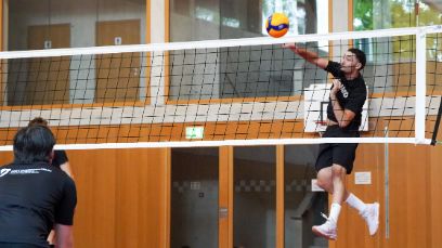 Rojan beim Volleyball spielen
