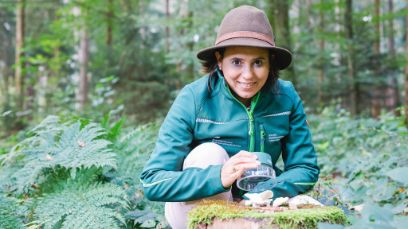 Pour Jerylee Wilkes-Allemann, la forêt est un lieu d’apprentissage passionnant. Photo : Reto Baula