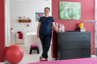 Fanny Mewes in einem Zimmer des Geburtshauses «Le Petit Prince» in Villars-sur-Glâne