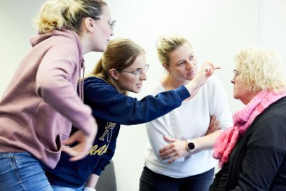 Drei Studentinnen untersuchen im Fachkurs Clinical Assessment eine Patientin.