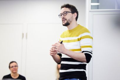 Livio Freiburghaus am Unterrichten.