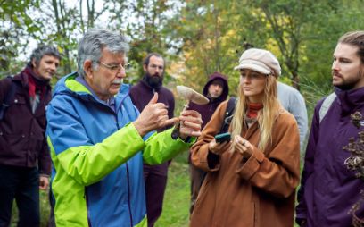 Une grande expertise : le contrôleur de champignons René Merki explique aux participant-e-s de l’atelier les caractéristiques de cette lépiote.