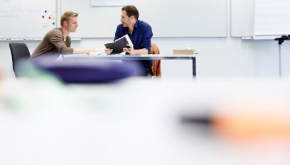Zwei Personen führen Beratungsgespräch im Unterricht