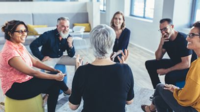 Leute in einer Runde sitzend, aktiv am Diskutieren
