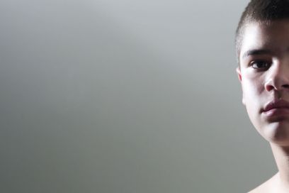 Junger Mann blickt in die Kamera