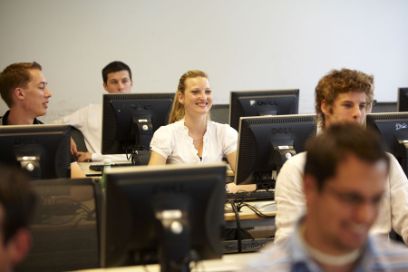 Frau in einer IT-Klasse