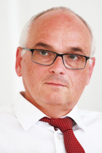 Pierre Alain Schnegg ist Ingenieur FH in Wirtschaftsinformatik, Unternehmer und seit 2016 Bernischer Regierungsrat (SVP) und Direktor der Gesundheits- und Fürsorgedirektion GEF. Die GEF gehört zur Trägerschaft der am 22. Juni 2018 stattfindenden Tagung Gesundheit und Armut des BFH-Zentrums Soziale Sicherheit.
