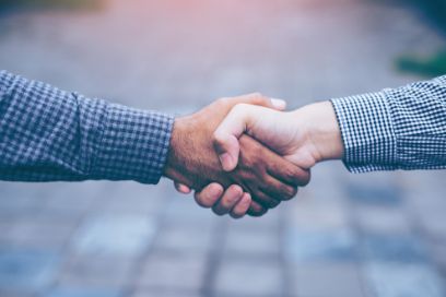 Handschlag zwischen Arbeitgeber und Sozialhilfebezüger
