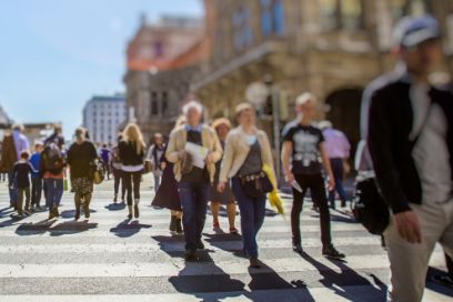 Personen überqueren in Gruppen einen Fussgängerstreifen