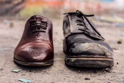 Ungleiches Paar Schuhe