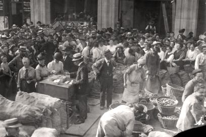 Abgabe verbilligter Kartoffeln ca. 1916 an der Uraniastrasse in Zürich; © Baugeschichtliches Archiv, Foto: Gallas Wilhelm