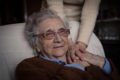 Pflege einer alten Frau