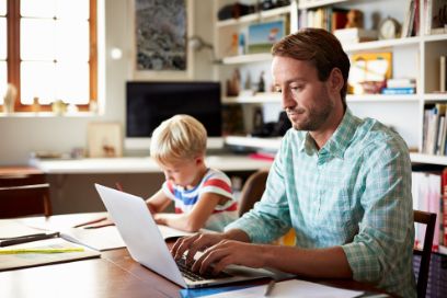 Vater und Sohn im Homeoffice