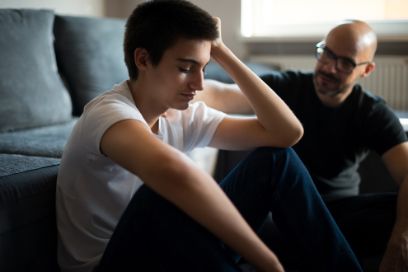 Fachperson berät Jugendlichen