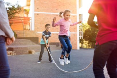 Kinder spielen auf dem Schulhof