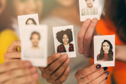 Jugendliche halten Fotos von sich in die Kamera