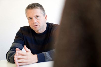 Dr. Dorian Kessler forscht am Institut Soziale Sicherheit und Sozialpolitik mit grossen Administrativdatensätzen.