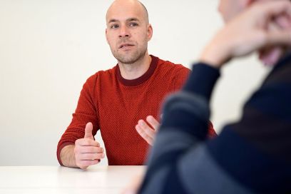 Dr. Simon Steger forscht am Institut Organisation und Sozialmanagement zu Wirkung und Praxis der Sozialdienste.