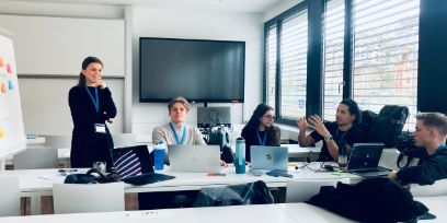 Das Gewinnerteam des Hack4SocialGood 2026: Nataliia Maznytsia, Fabien Pittier, Thomas Ketterer, Andreia Magalhaes, Mirko Rivas und Mukhtar Chamran Mohammad (nicht abgebildet), arbeiten an einer Navigationsplattform für Migrant*innen (Foto: Oleg Lavrovsky)