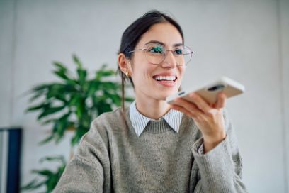 Sozialarbeiterin spricht mit Sprachassistenten im Mobile