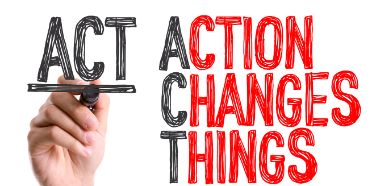 Eine Hand hält einen Stift und schreibt die Worte Act, Action, Change und Things an eine Glasscheibe.
